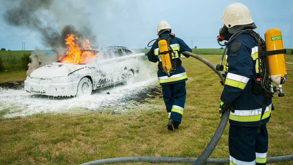 Veículo em chamas bombeiros