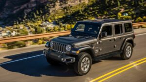 Jeep wrangler 2022 cinza na estrada