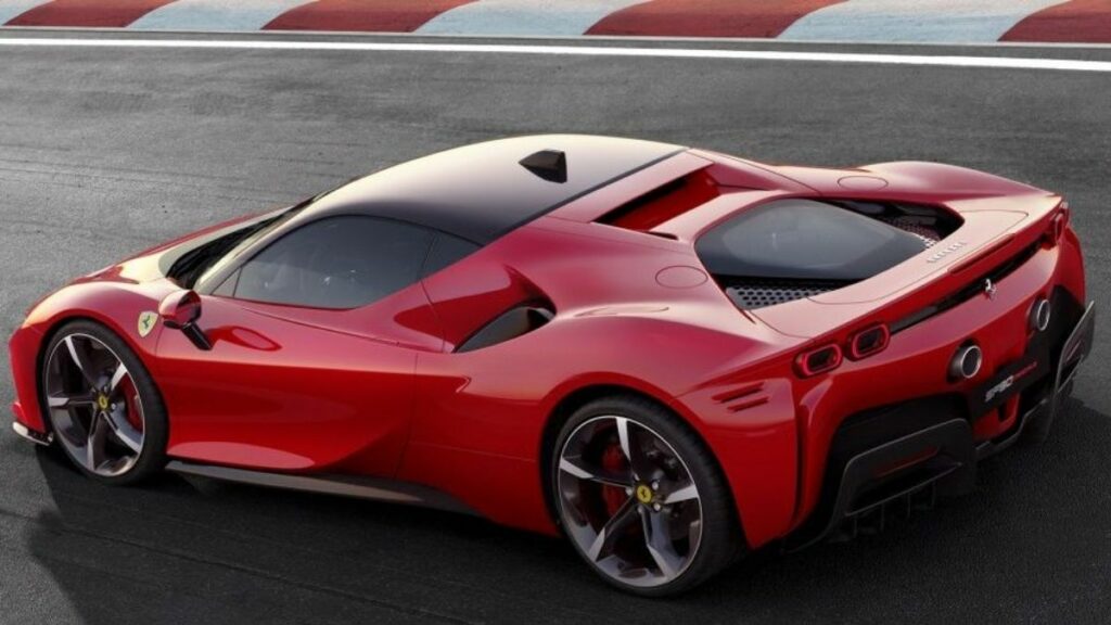 Ferrari SF90 2022 lateral esquerda