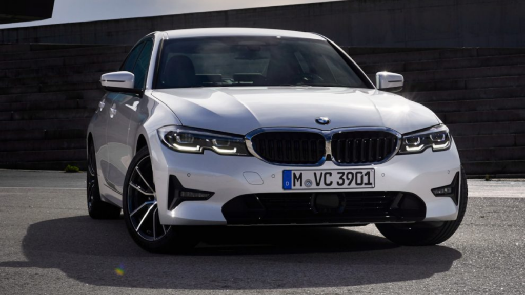 Dianteira da BMW Série 3 2022 na cor branca com detalhes pretos