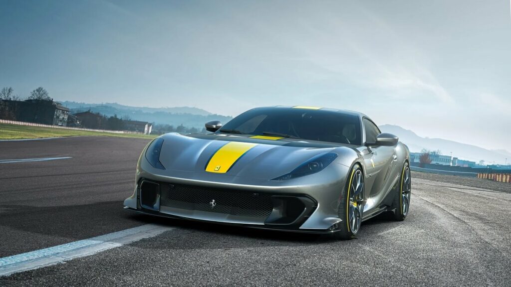 Novo modelo da Ferrari 812 2022 na cor cinza com detalhes amarelos