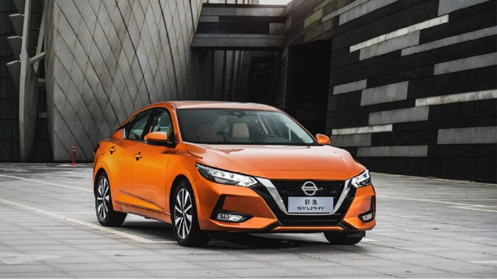 Nissan Sentra 2022, na cor laranja de frente
