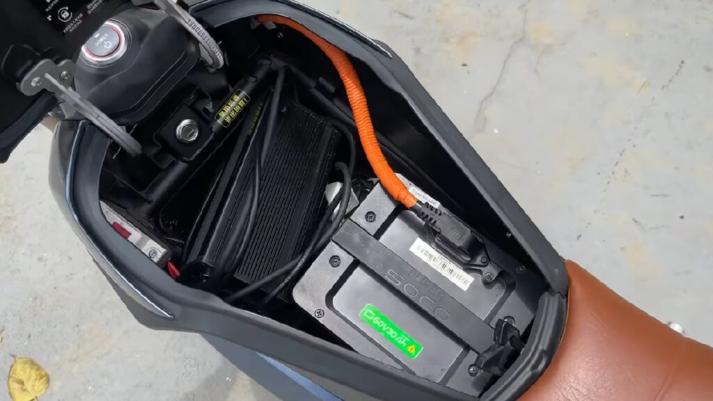 Bateria da TC Super Soco 2022 dentro da moto com um chão cinza