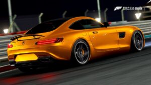 Melhores jogos de corrida para PC grátis com um carro amarelo em alta velocidade nos asfalto.