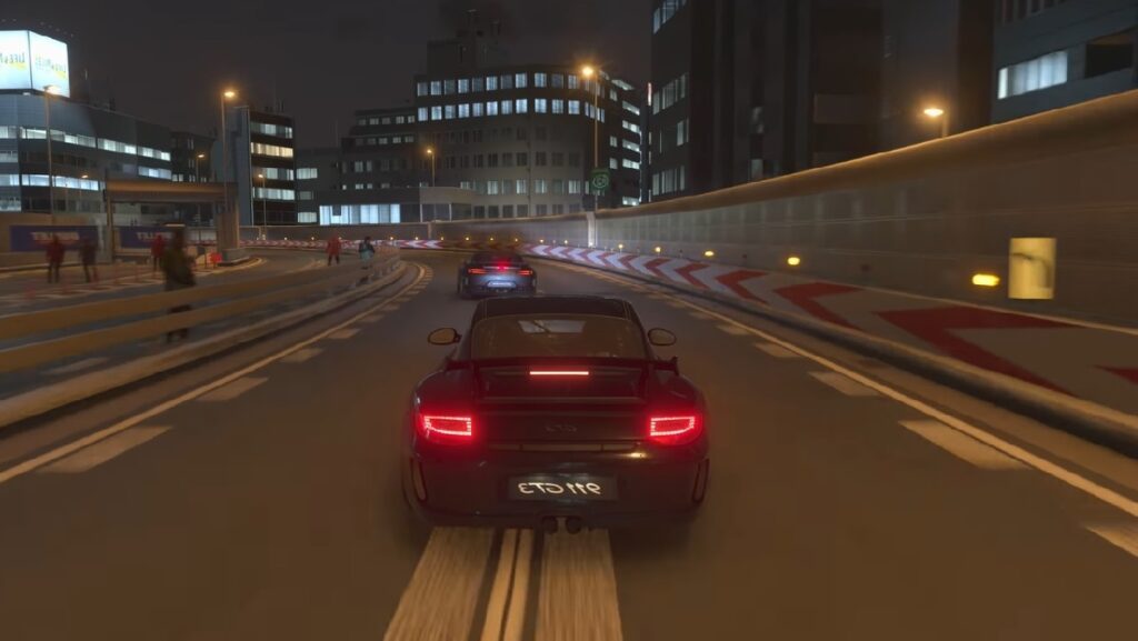 melhores jogos de corrida online com um carro preto com luzes traseira vermelhas andando em uma avenida 