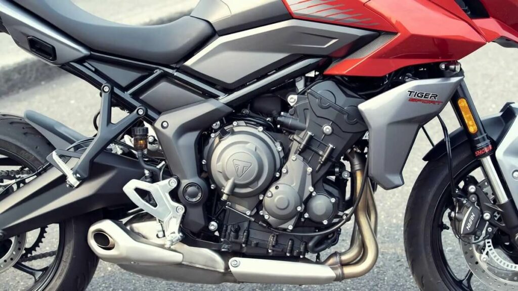 Motor da nova Triumph Tiger Sport 660 2022, moto na cor vermelha