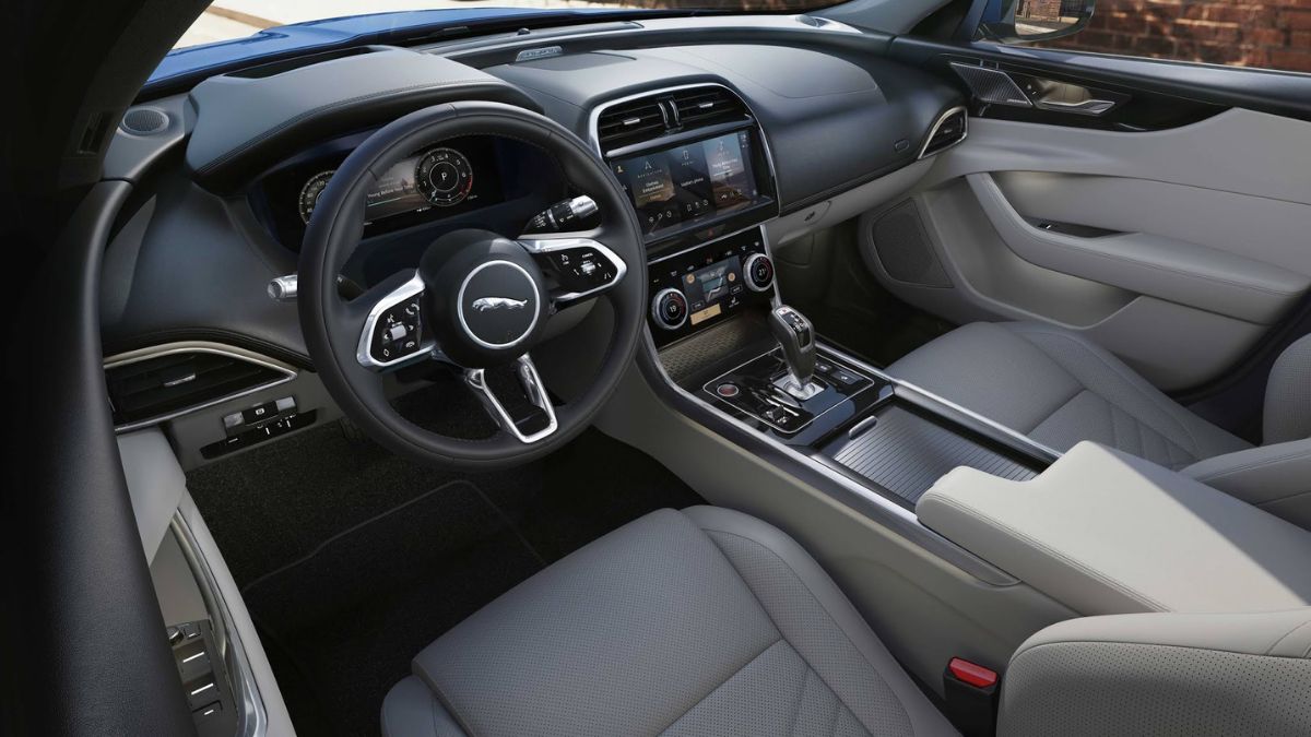 Interior do novo Jaguar XE 2022