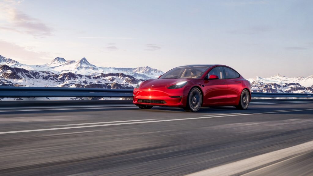 Tesla vermelho em pista