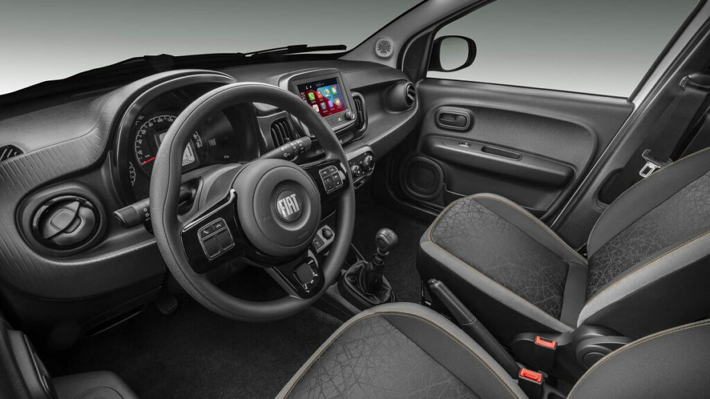 interior Fiat Mobi 2023 com estofamento preto com detalhes.