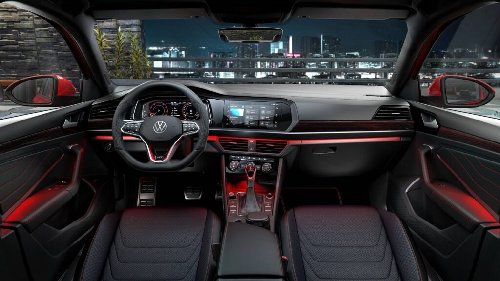 Interior VW Jetta 2023 preto com iluminação ambiente vermelha.