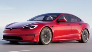 Frente do Tesla Model S 2022 na cor vermelha, andando na estrada