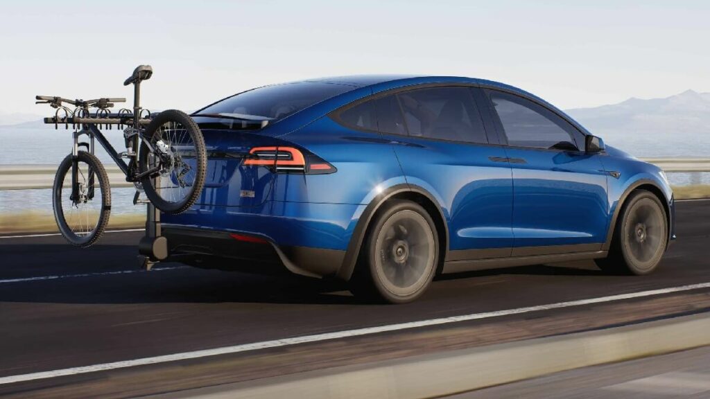 Traseira do Tesla Model X 2022 na cor azul, carregando bicicleta 