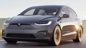 Frente do Tesla Model X 2022 na cor cinza, andando na estrada