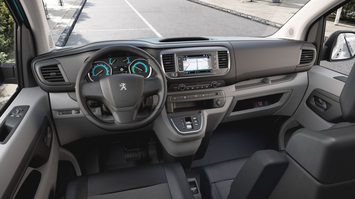 Interior da Peugeot Expert 2023, predominantemente preto
