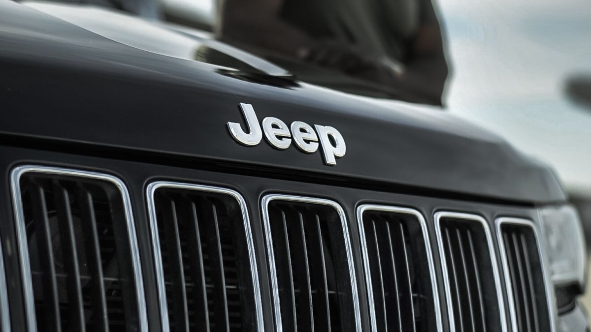 Grade frontal de carro Jeep na cor preta