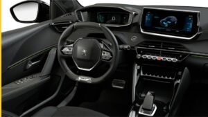 Peugeot e208 parte interna do carro que mostra o painel, volante e a multimídia