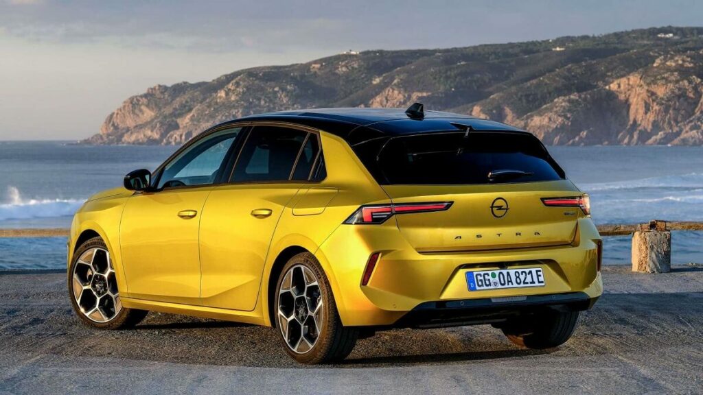 Foto lateral traseira de um Opel Astra 2023 amarelo